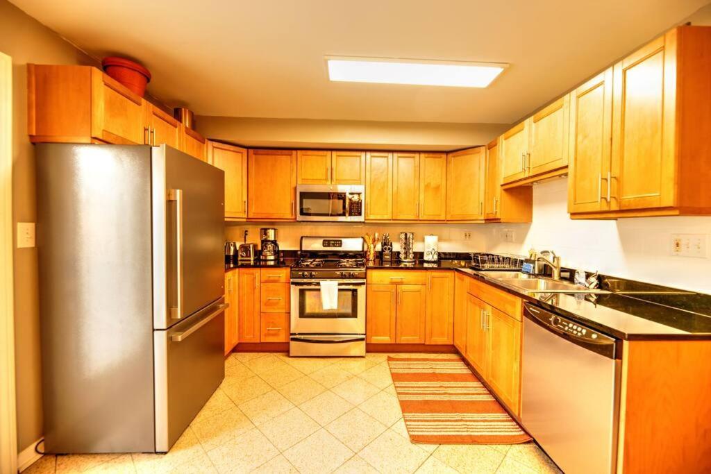 Spacious Row Home Next Transit Near Downtown W Parking Chicago Exterior photo
